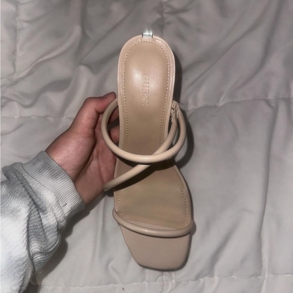Beige GUESS kitten heels size 8 - Picture 2 of 2